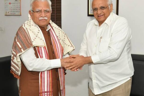 શ્રી મનોહર લાલે પંડિત દીનદયાળ એનર્જી યુનિવર્સિટી ખાતે 45 મેગાવોટની સોલાર પીવી એસેમ્બલી લાઇન, સોપાલની મુલાકાત લીધી